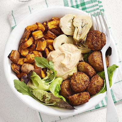 falafelbowl with sweet potato and houmous