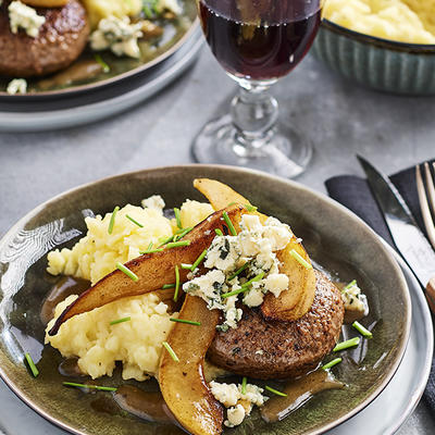 German steak with fried pear and roquefort