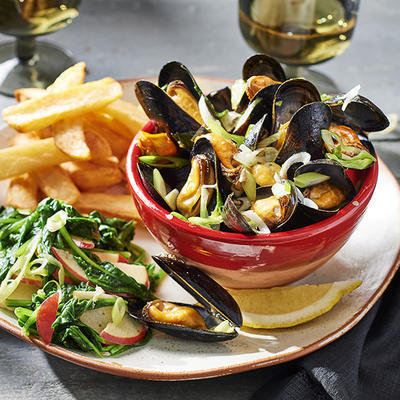 braised mussels with spinach salad