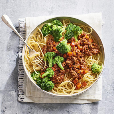 spaghetti with minced meat sauce and broccoli