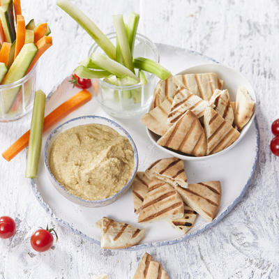 hummus with vegetable sticks