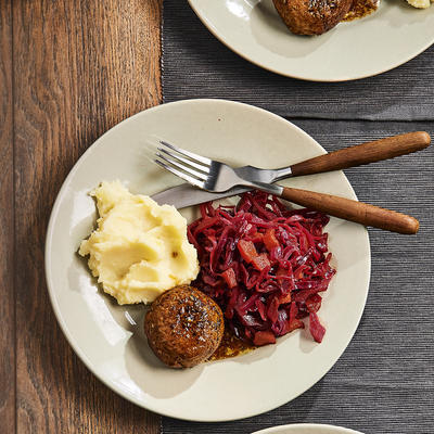 meatballs with red cabbage