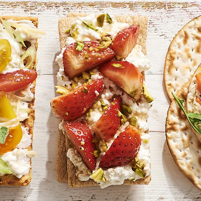 airy crackers with hüttenkäse and strawberries