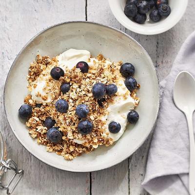 skyr with blueberries and oat flakes