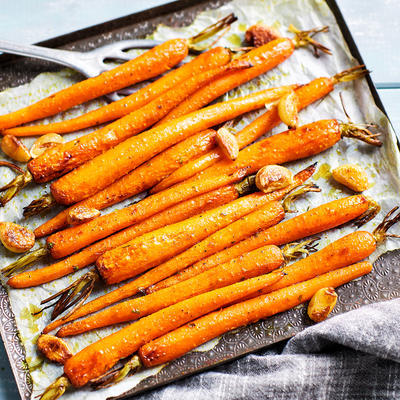 spicy carrots with garlic from the oven