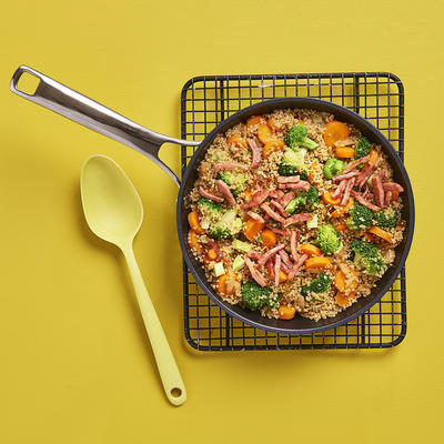 spicy quinoa with broccoli, carrot and ham