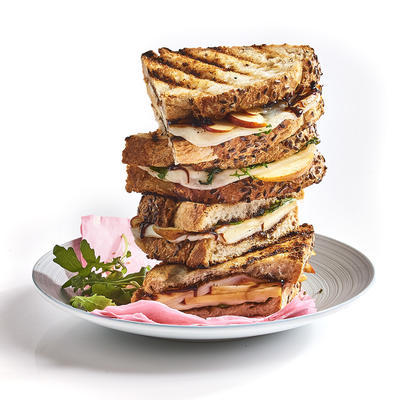multigrain sandwich with goat's cheese and apple