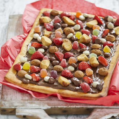 nutella pizza with fruit and spreading