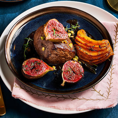 deer steaks with figs and pistachio nuts
