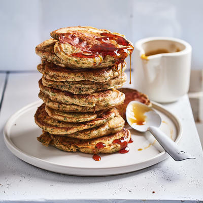 spinach pancakes with bacon and syrup
