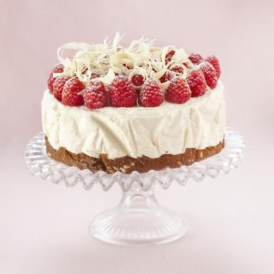 cheesecake with white chocolate and raspberries
