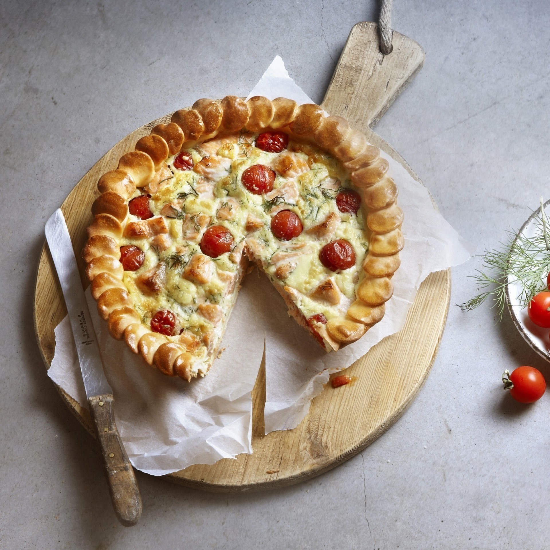 Salmon pie with tomatoes and dill Salmon pie with tomatoes and dill