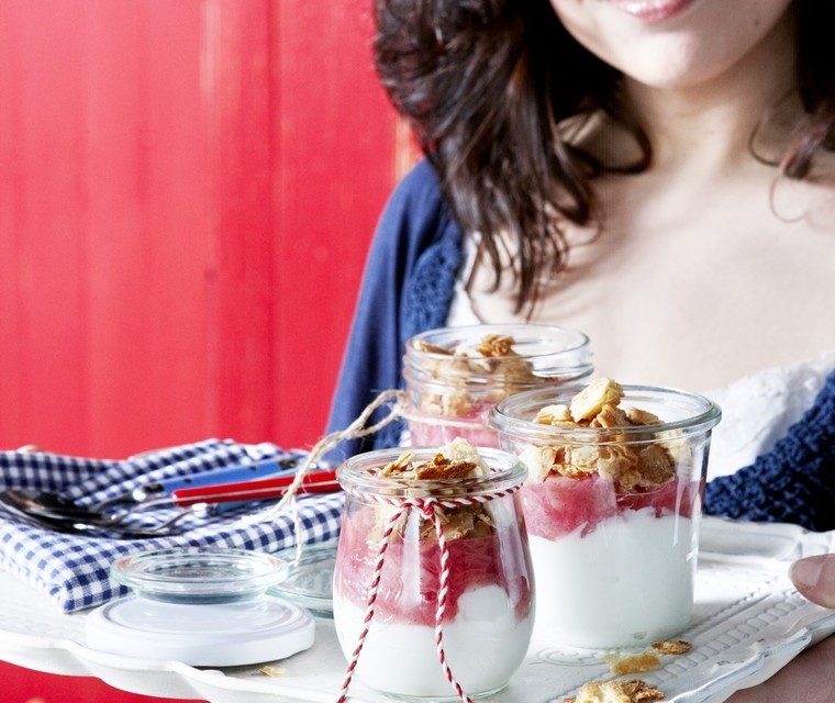 Yoghurthangop with rhubarb and almondcrunch Yoghurthangop with rhubarb and almondcrunch