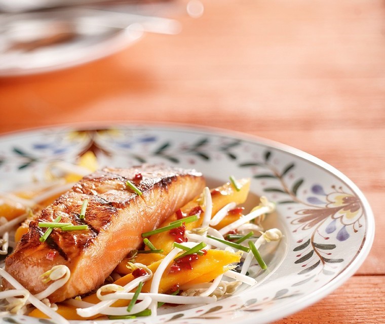 Roasted salmon with red pepper dressing Roasted salmon with red pepper dressing