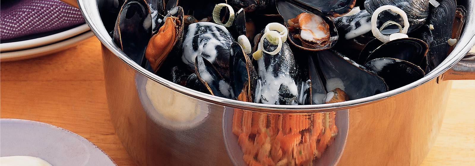Mussel pan with garlic sauce and raw vegetables Mussel pan with garlic sauce and raw vegetables