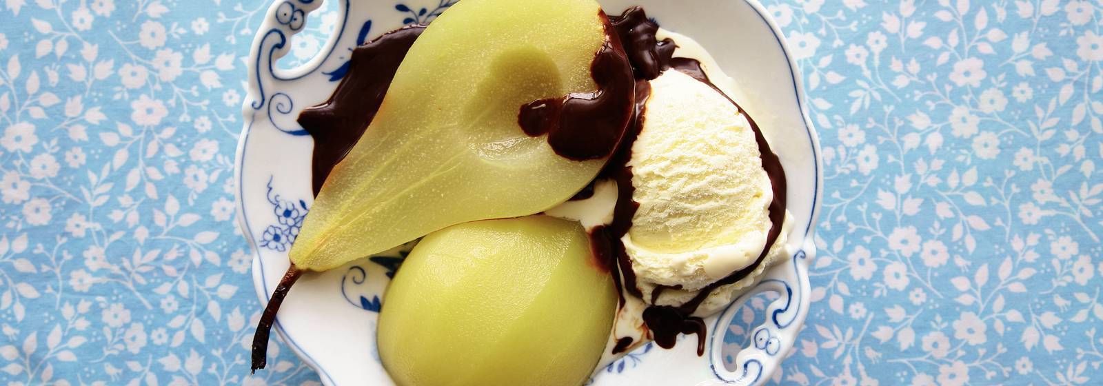 Poire belle hélène (pear with hot chocolate sauce) Poire belle hélène (pear with hot chocolate sauce)