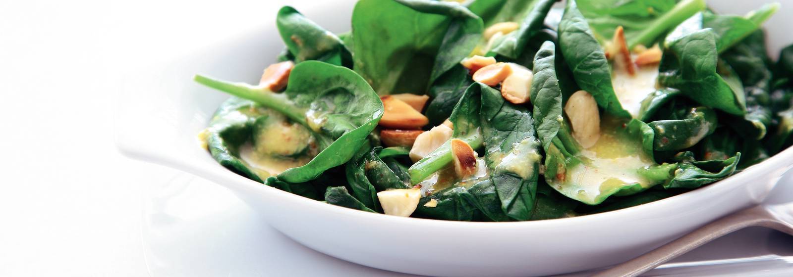 Lukewarm spinach salad with mustard dressing Lukewarm spinach salad with mustard dressing