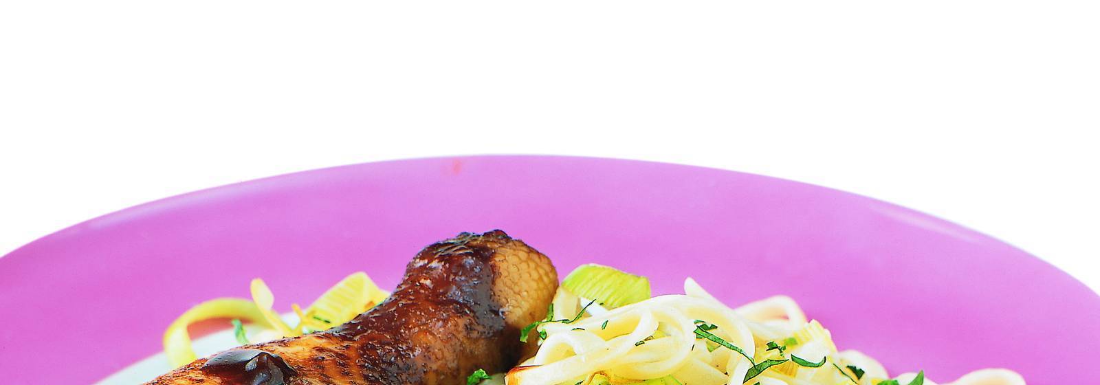 Drumsticks with oriental noodles Drumsticks with oriental noodles