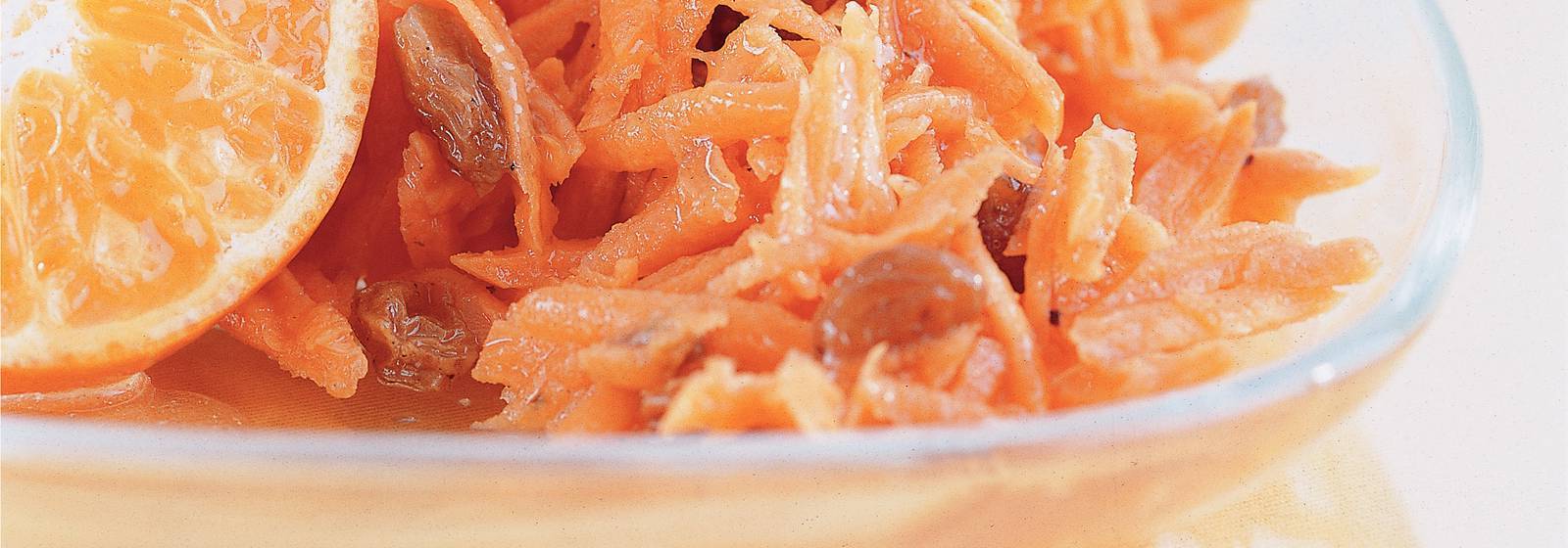 Carrot salad with mandarin and raisins Carrot salad with mandarin and raisins