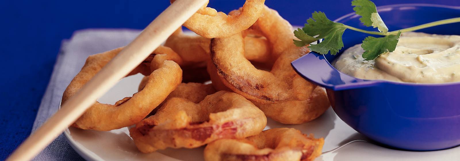 Onion rings with yoghurt dip Onion rings with yoghurt dip